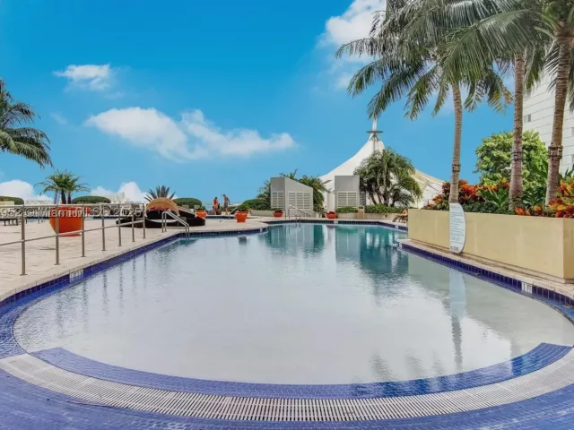 2-bedroom condo for sale in Miami - 244 Biscayne Blvd 3708 - MondialRealty