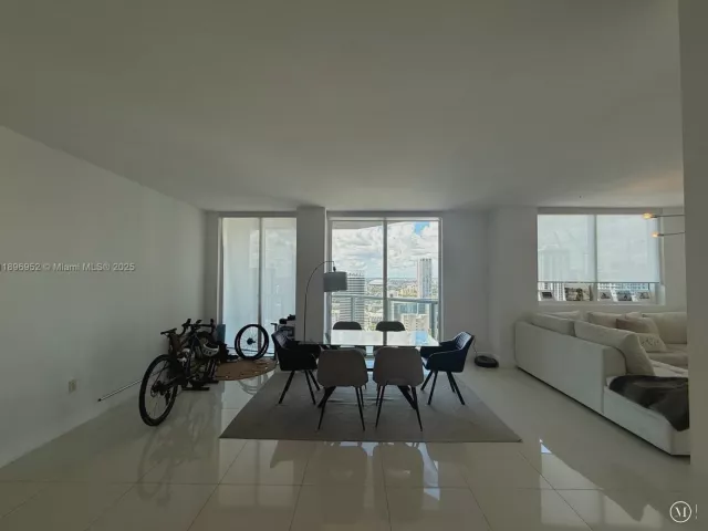2-bedroom condo for sale in Miami - 244 Biscayne Blvd 3708 - MondialRealty