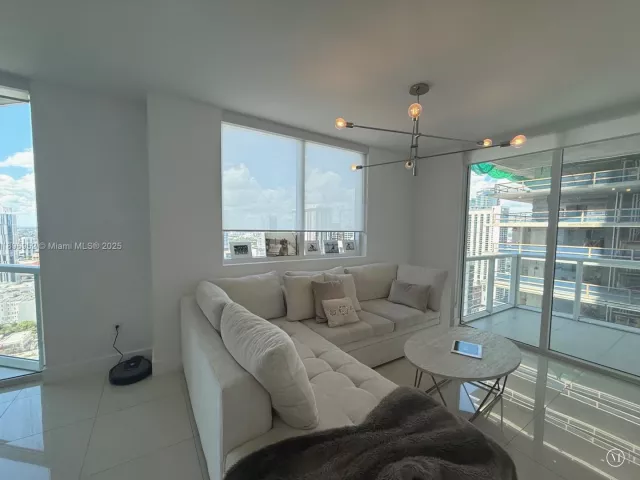 2-bedroom condo for sale in Miami - 244 Biscayne Blvd 3708 - MondialRealty