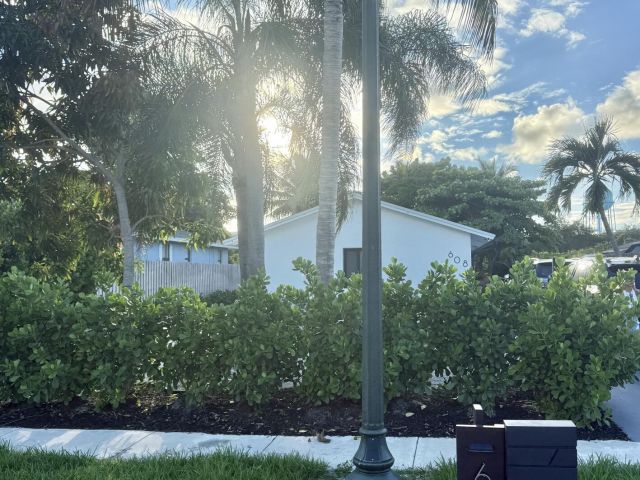 Home for rent at 608 SE 2nd Avenue Avenue - photo 6784461