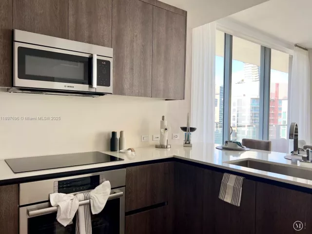 2-bedroom condo for sale in Miami - 68 SE 6th St 3611 - MondialRealty