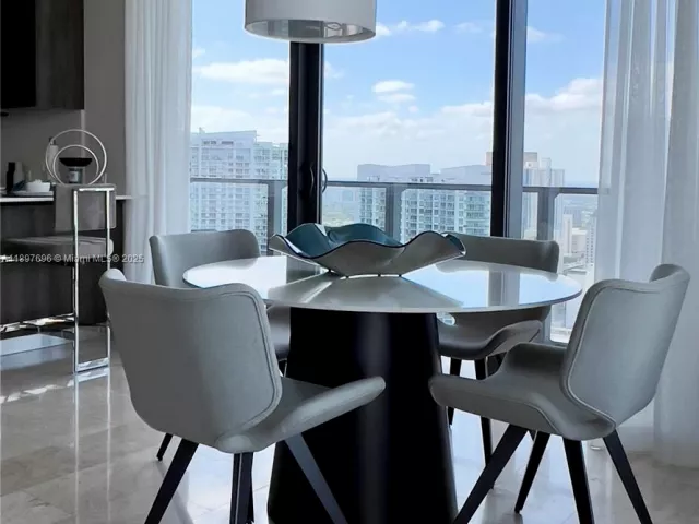 2-bedroom condo for sale in Miami - 68 SE 6th St 3611 - MondialRealty