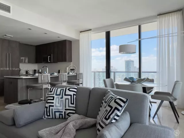 2-bedroom condo for sale in Miami - 68 SE 6th St 3611 - MondialRealty