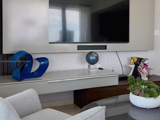 2-bedroom condo for sale in Miami - 68 SE 6th St 3611 - MondialRealty