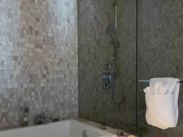 2-bedroom condo for sale in Miami - 68 SE 6th St 3611 - MondialRealty