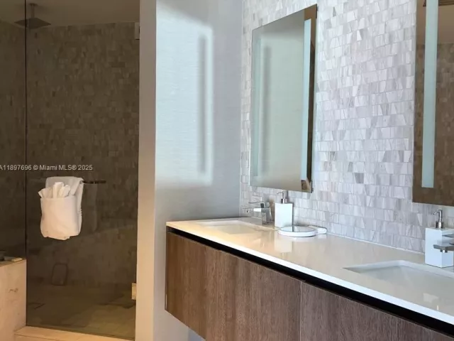 2-bedroom condo for sale in Miami - 68 SE 6th St 3611 - MondialRealty