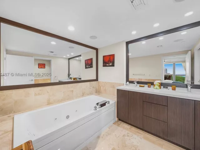 2-bedroom condo for rent in Miami Beach - 1455 Ocean Dr 1003 - MondialRealty