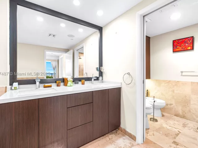 2-bedroom condo for rent in Miami Beach - 1455 Ocean Dr 1003 - MondialRealty
