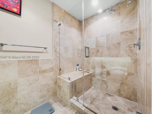 2-bedroom condo for rent in Miami Beach - 1455 Ocean Dr 1003 - MondialRealty