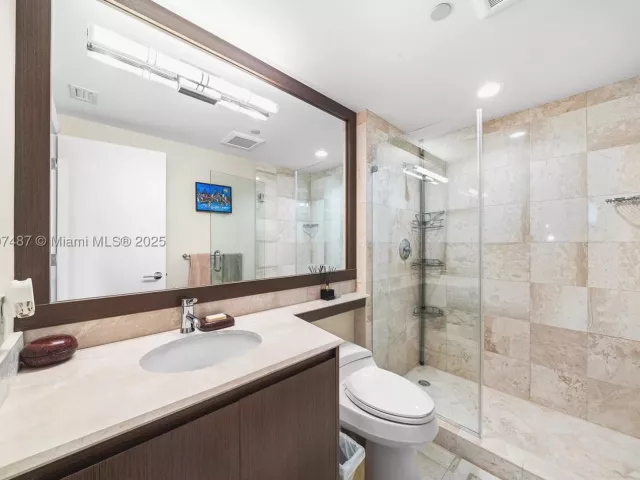 2-bedroom condo for rent in Miami Beach - 1455 Ocean Dr 1003 - MondialRealty