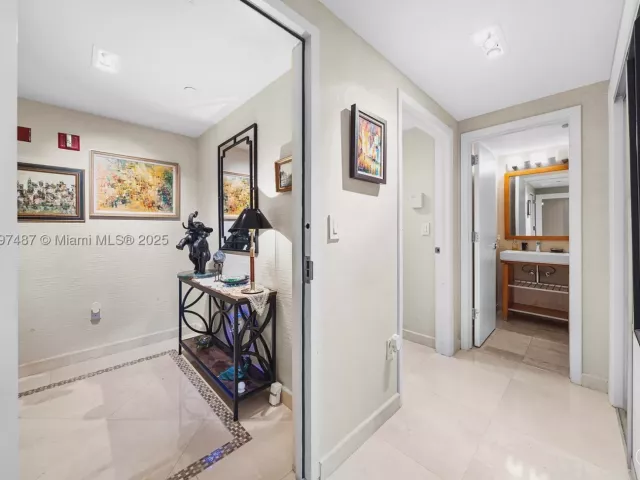 2-bedroom condo for rent in Miami Beach - 1455 Ocean Dr 1003 - MondialRealty
