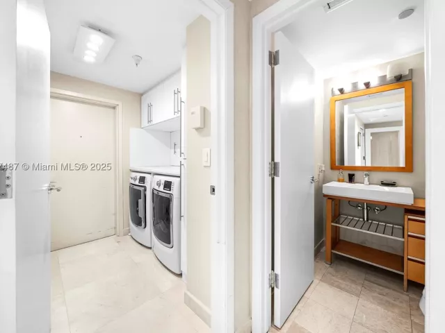 2-bedroom condo for rent in Miami Beach - 1455 Ocean Dr 1003 - MondialRealty