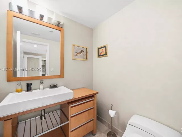 2-bedroom condo for rent in Miami Beach - 1455 Ocean Dr 1003 - MondialRealty