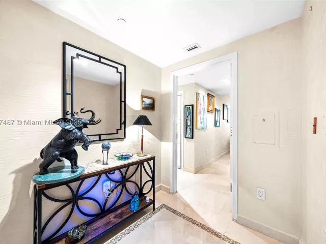 2-bedroom condo for rent in Miami Beach - 1455 Ocean Dr 1003 - MondialRealty