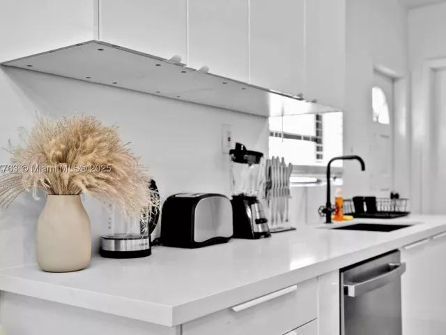 5-bedroom home for sale in Miami Beach - 1510 Normandy Dr - MondialRealty