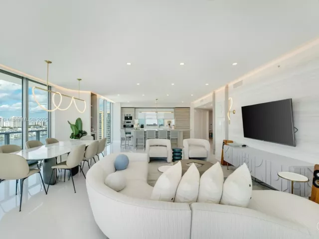 3-bedroom condo for sale in Sunny Isles Beach - 330 Sunny Isles Blvd 5-1902 - MondialRealty