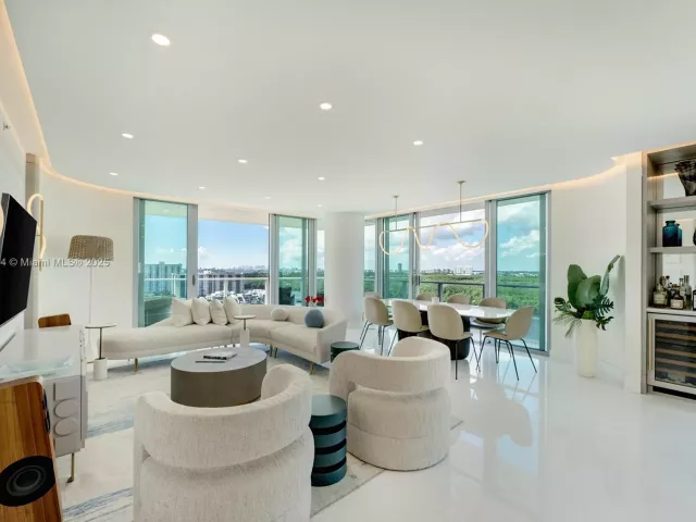 3-bedroom condo for sale in Sunny Isles Beach - 330 Sunny Isles Blvd 5-1902 - MondialRealty