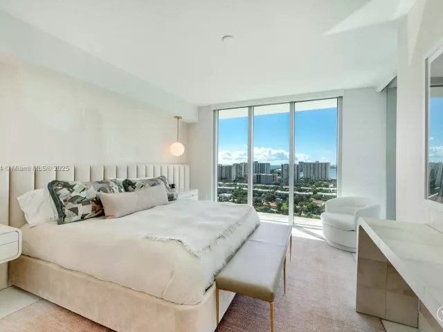 3-bedroom condo for sale in Sunny Isles Beach - 330 Sunny Isles Blvd 5-1902 - MondialRealty
