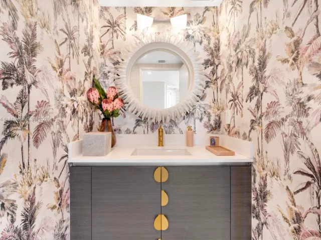 3-bedroom condo for sale in Sunny Isles Beach - 330 Sunny Isles Blvd 5-1902 - MondialRealty