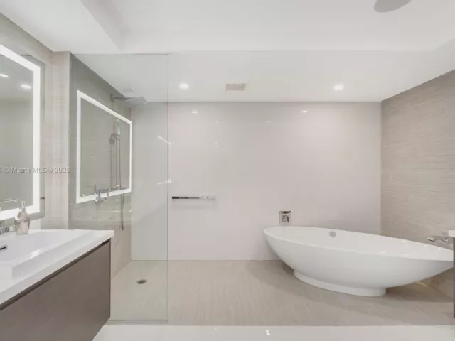 3-bedroom condo for sale in Sunny Isles Beach - 330 Sunny Isles Blvd 5-1902 - MondialRealty