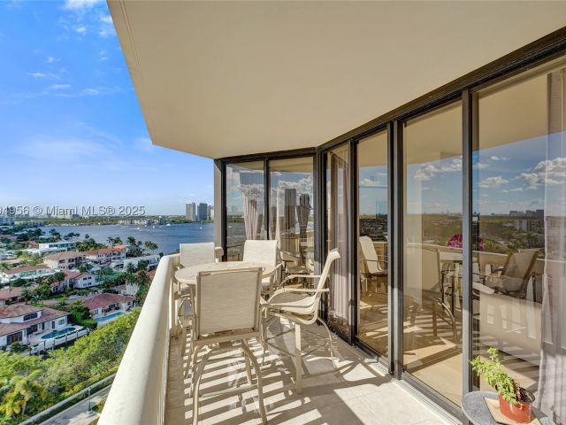 3-bedroom condo for sale in Aventura - 1000 E Island Blvd 1403 - MondialRealty