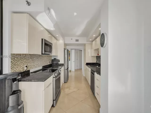 3-bedroom condo for sale in Aventura - 1000 E Island Blvd 1403 - MondialRealty