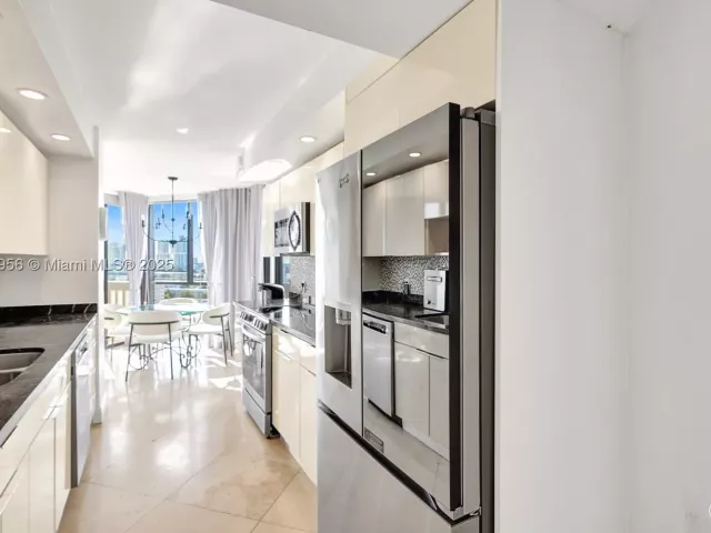 3-bedroom condo for sale in Aventura - 1000 E Island Blvd 1403 - MondialRealty