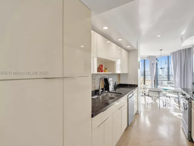 3-bedroom condo for sale in Aventura - 1000 E Island Blvd 1403 - MondialRealty