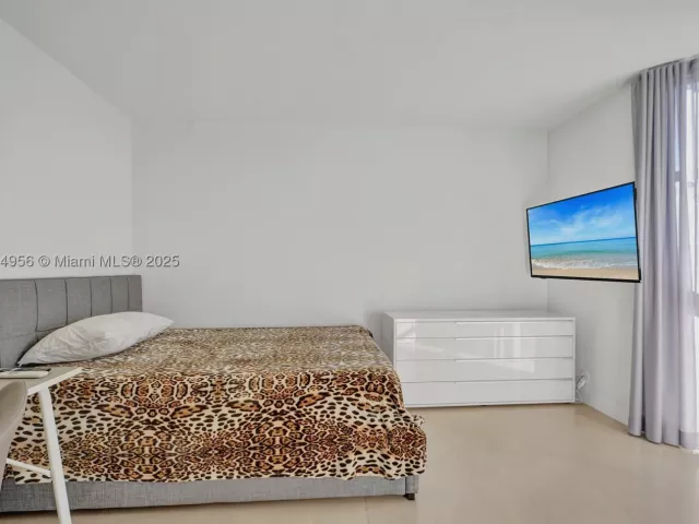 3-bedroom condo for sale in Aventura - 1000 E Island Blvd 1403 - MondialRealty