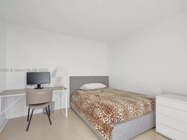 3-bedroom condo for sale in Aventura - 1000 E Island Blvd 1403 - MondialRealty