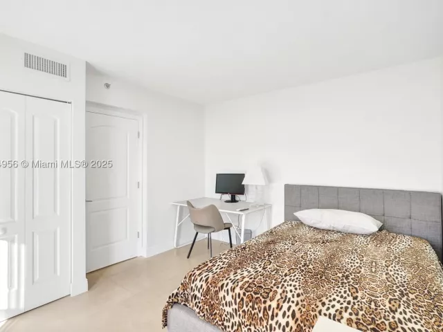 3-bedroom condo for sale in Aventura - 1000 E Island Blvd 1403 - MondialRealty