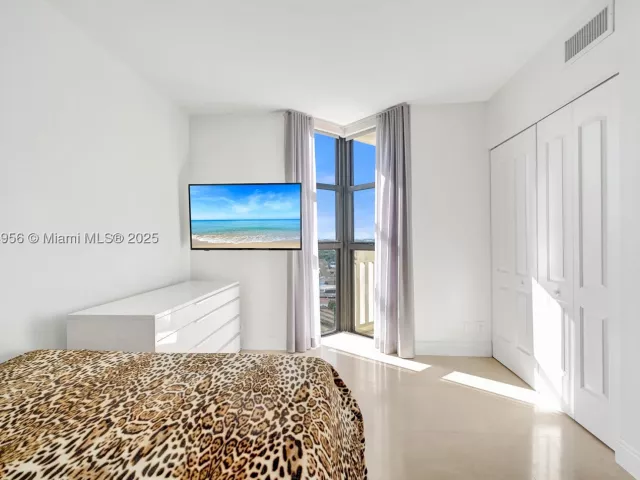 3-bedroom condo for sale in Aventura - 1000 E Island Blvd 1403 - MondialRealty