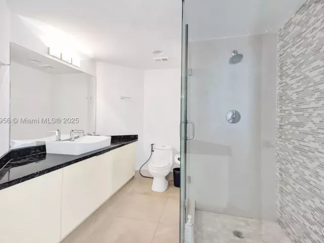 3-bedroom condo for sale in Aventura - 1000 E Island Blvd 1403 - MondialRealty