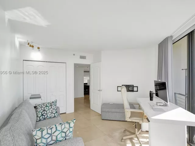 3-bedroom condo for sale in Aventura - 1000 E Island Blvd 1403 - MondialRealty