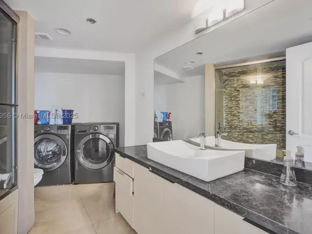 3-bedroom condo for sale in Aventura - 1000 E Island Blvd 1403 - MondialRealty