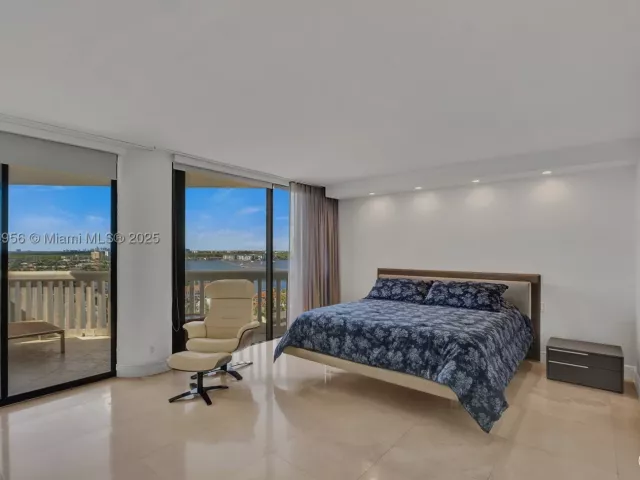 3-bedroom condo for sale in Aventura - 1000 E Island Blvd 1403 - MondialRealty