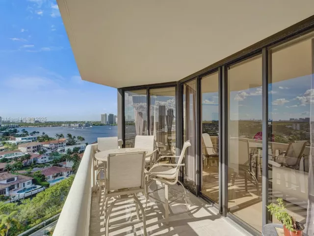 3-bedroom condo for sale in Aventura - 1000 E Island Blvd 1403 - MondialRealty