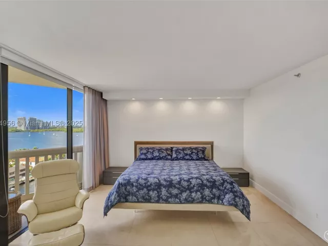 3-bedroom condo for sale in Aventura - 1000 E Island Blvd 1403 - MondialRealty