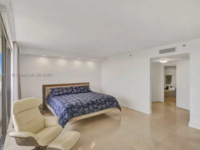 3-bedroom condo for sale in Aventura - 1000 E Island Blvd 1403 - MondialRealty