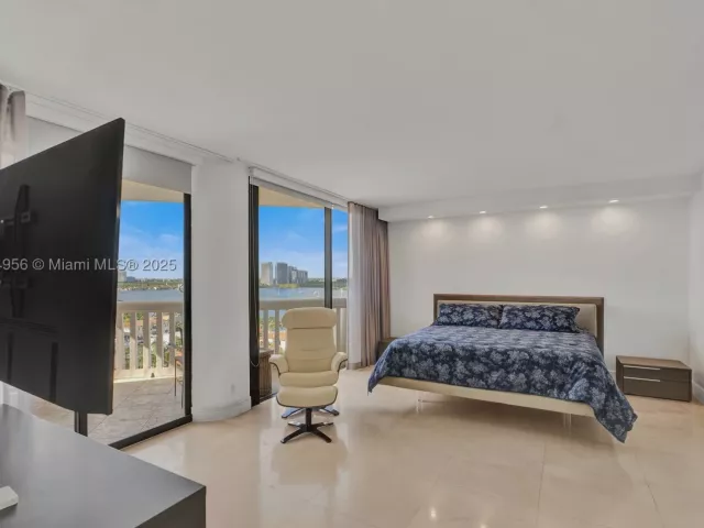 3-bedroom condo for sale in Aventura - 1000 E Island Blvd 1403 - MondialRealty