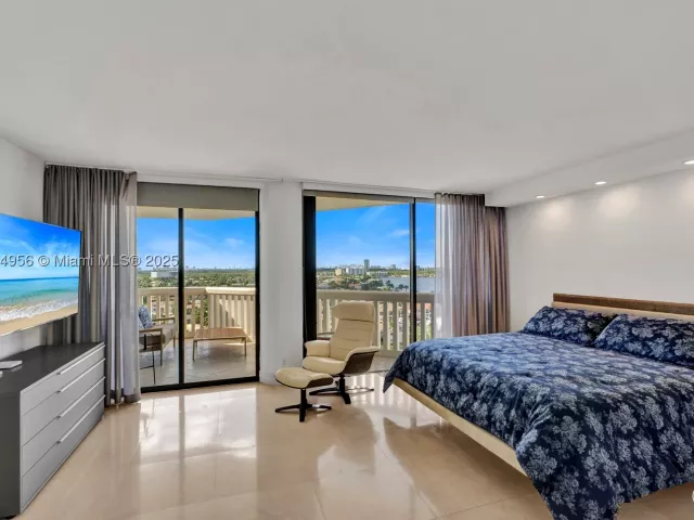 3-bedroom condo for sale in Aventura - 1000 E Island Blvd 1403 - MondialRealty