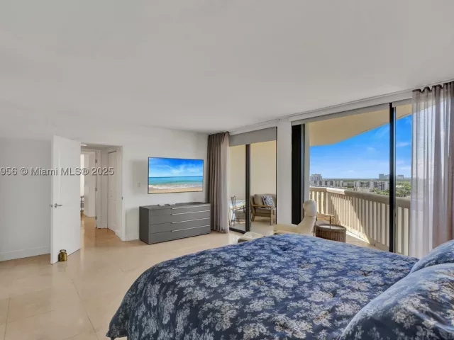 3-bedroom condo for sale in Aventura - 1000 E Island Blvd 1403 - MondialRealty