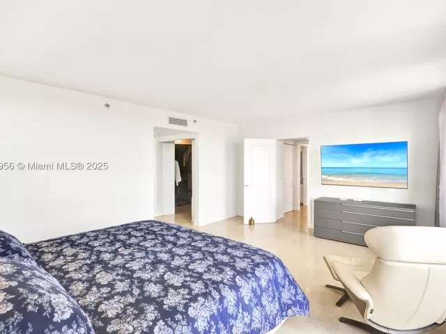 3-bedroom condo for sale in Aventura - 1000 E Island Blvd 1403 - MondialRealty