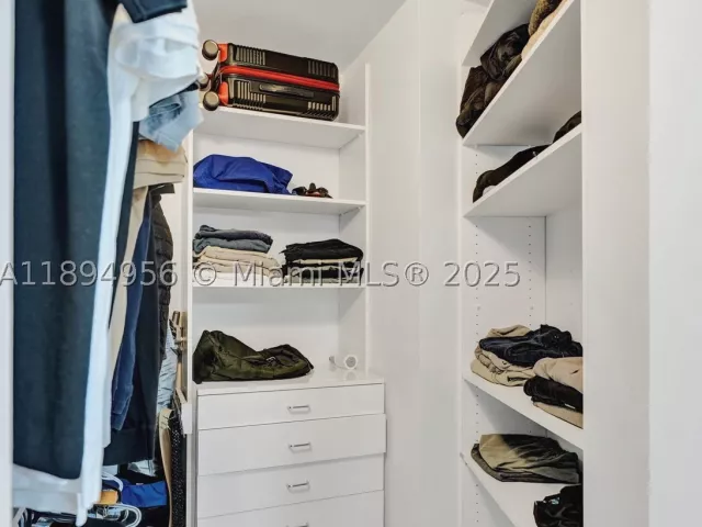 3-bedroom condo for sale in Aventura - 1000 E Island Blvd 1403 - MondialRealty