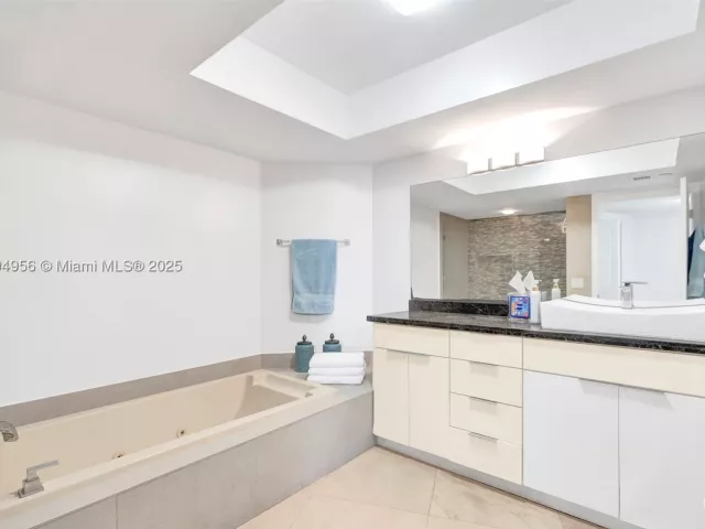 3-bedroom condo for sale in Aventura - 1000 E Island Blvd 1403 - MondialRealty