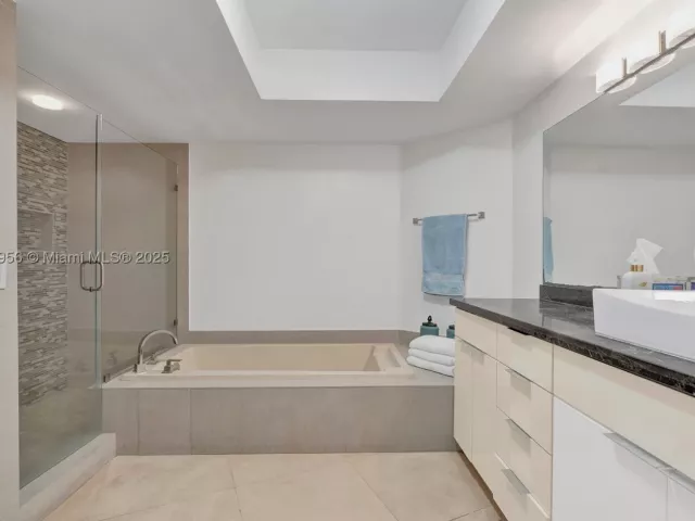 3-bedroom condo for sale in Aventura - 1000 E Island Blvd 1403 - MondialRealty