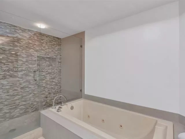 3-bedroom condo for sale in Aventura - 1000 E Island Blvd 1403 - MondialRealty
