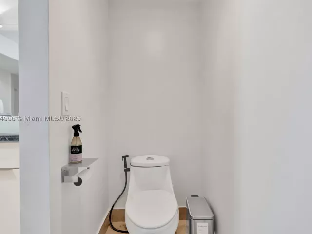 3-bedroom condo for sale in Aventura - 1000 E Island Blvd 1403 - MondialRealty