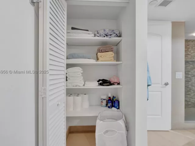 3-bedroom condo for sale in Aventura - 1000 E Island Blvd 1403 - MondialRealty