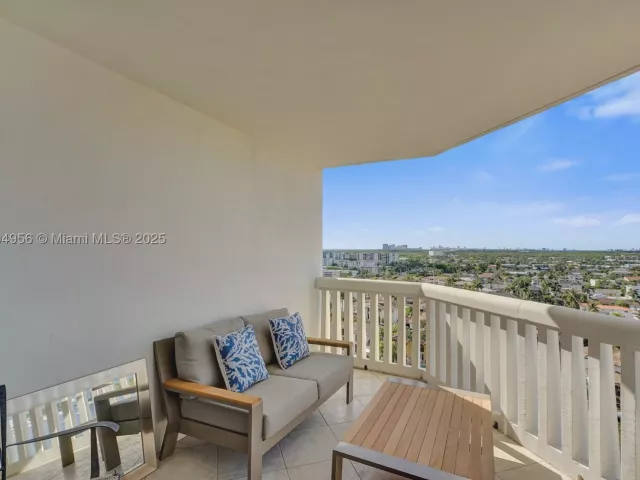 3-bedroom condo for sale in Aventura - 1000 E Island Blvd 1403 - MondialRealty